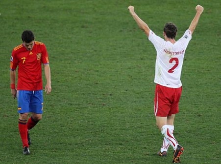 Bàn thắng của Thụy Sĩ đã khiến Tây Ban Nha lần đầu tiên thua ngay trong trận ra quân